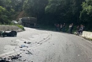 Jovem morre na frente dos pais após bater moto em caminhão